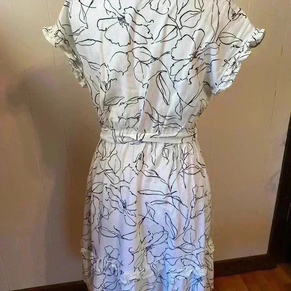 Monteau Los Angeles Size Medium White/Black Floral Linen Blend Wrap Style Dress. - Picture 4 of 13